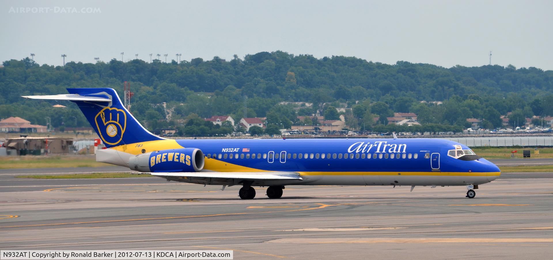 N932AT, 2000 Boeing 717-200 C/N 55073, Taxi DCA