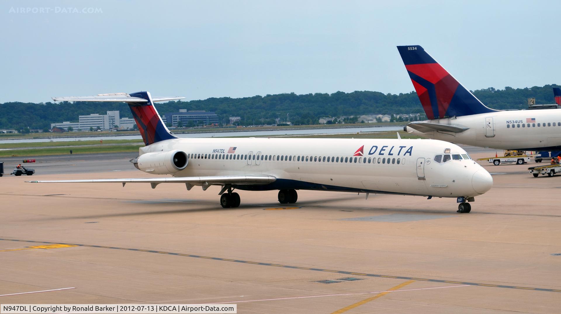N947DL, 1989 McDonnell Douglas MD-88 C/N 49878, Taxi DCA
