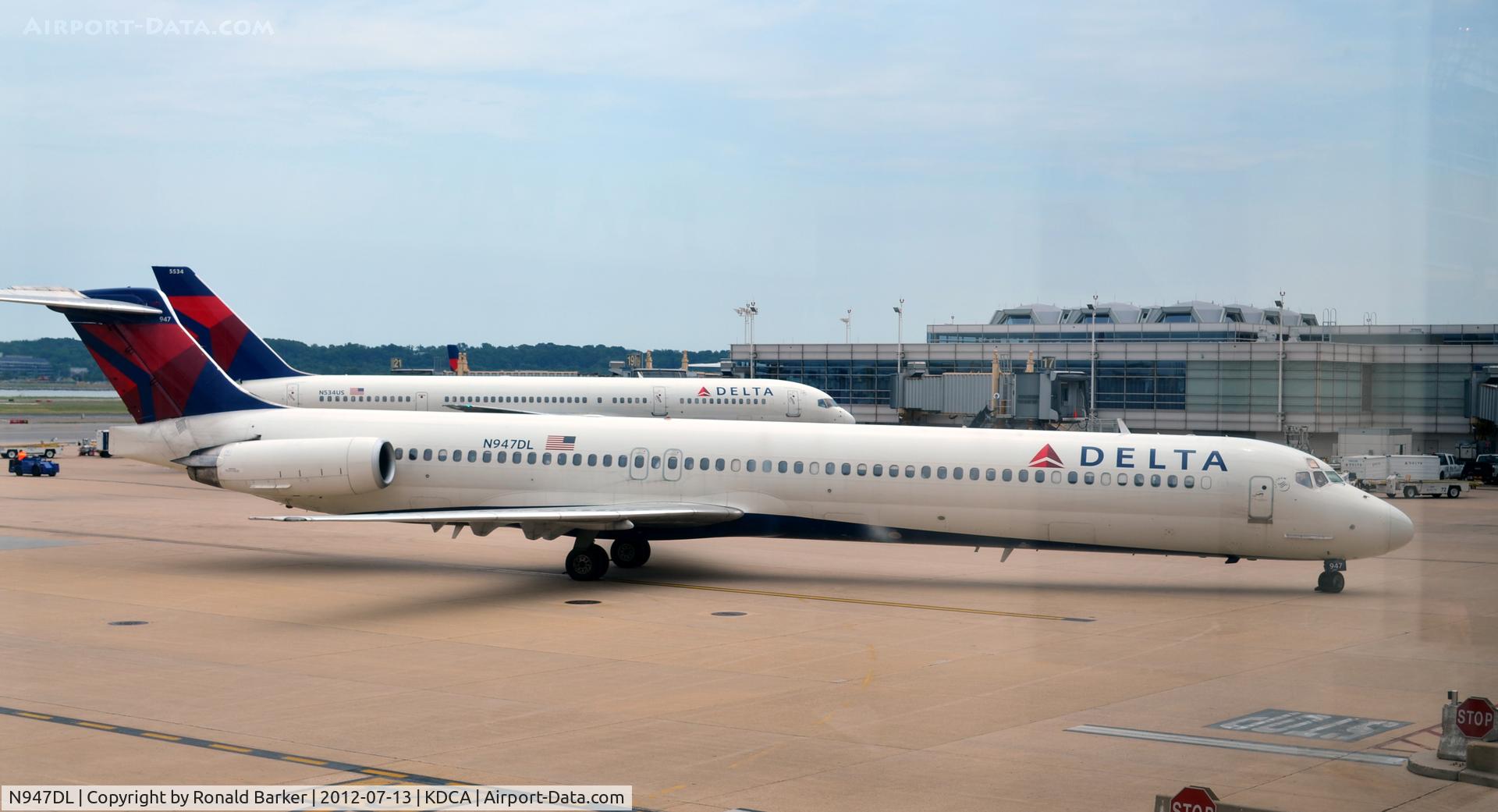 N947DL, 1989 McDonnell Douglas MD-88 C/N 49878, Taxi DCA