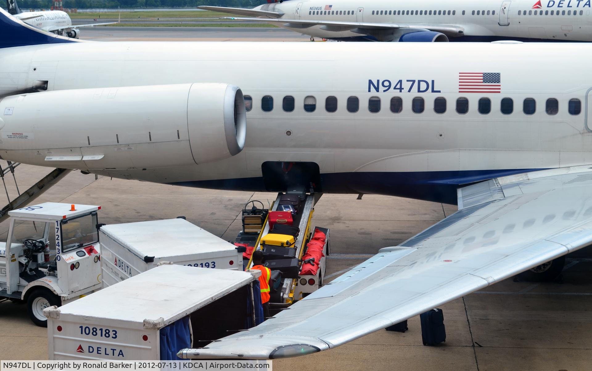 N947DL, 1989 McDonnell Douglas MD-88 C/N 49878, Baggage offload  