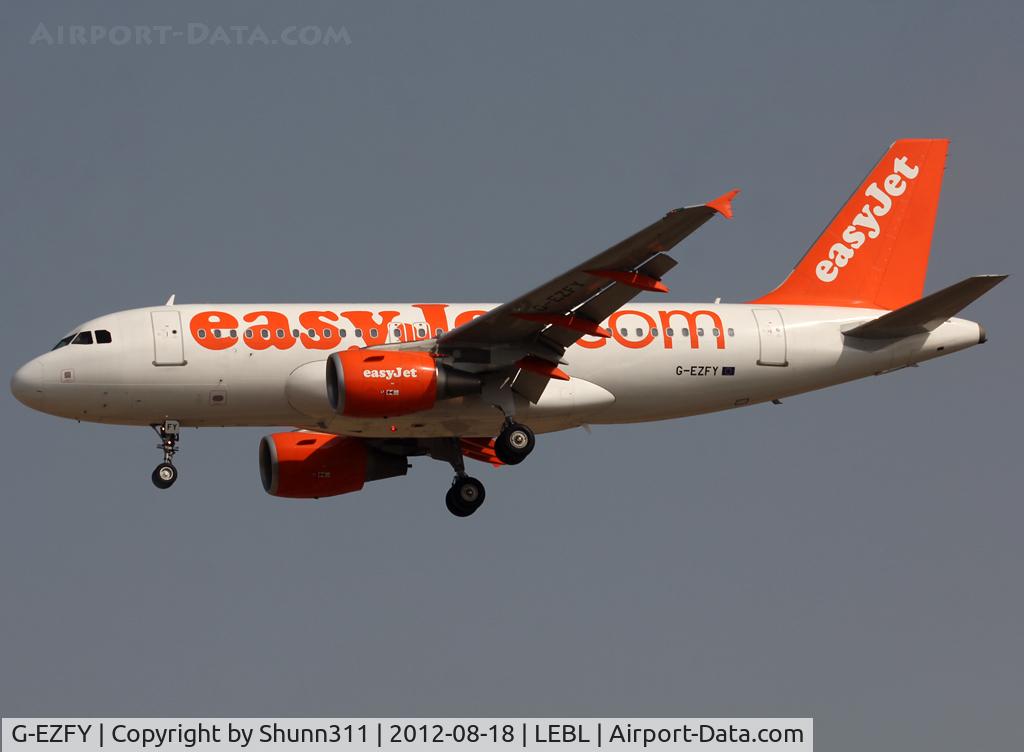 G-EZFY, 2010 Airbus A319-111 C/N 4418, Landing rwy 25R