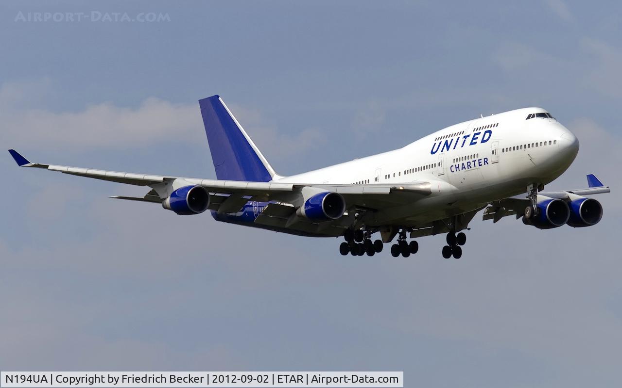 N194UA, 1997 Boeing 747-422 C/N 26892, on final RW09