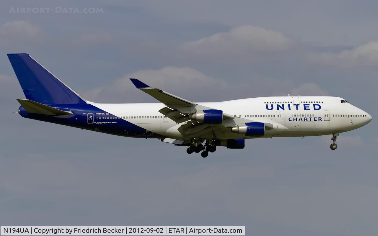 N194UA, 1997 Boeing 747-422 C/N 26892, on final RW09