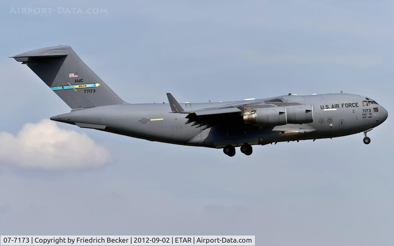 07-7173, 2007 Boeing C-17A Globemaster III C/N P-173, on final RW09