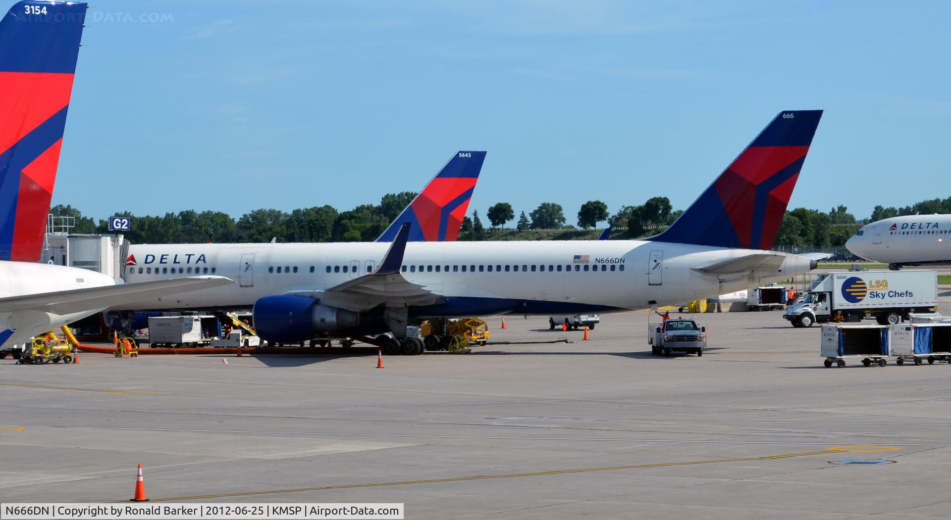 N666DN, 1991 Boeing 757-232 C/N 25034, MSP, MN