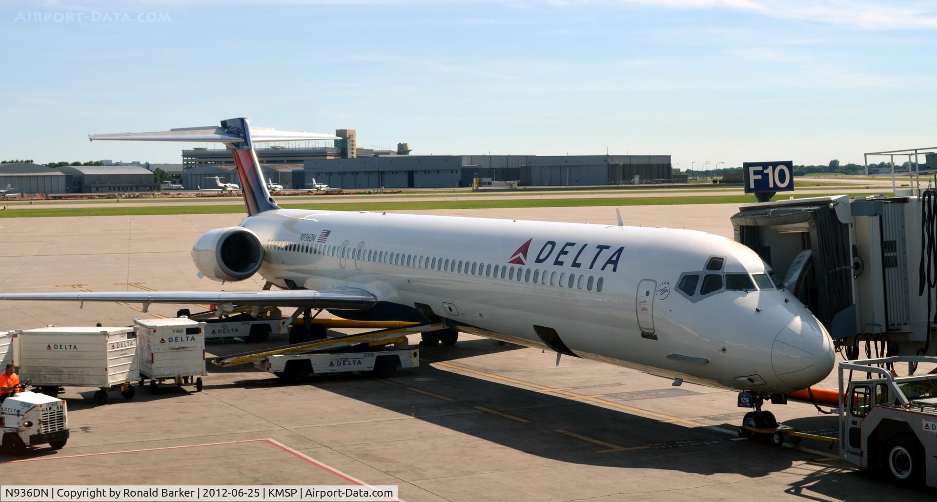 N936DN, 1996 McDonnell Douglas MD-90-30 C/N 53461, MSP, MN
