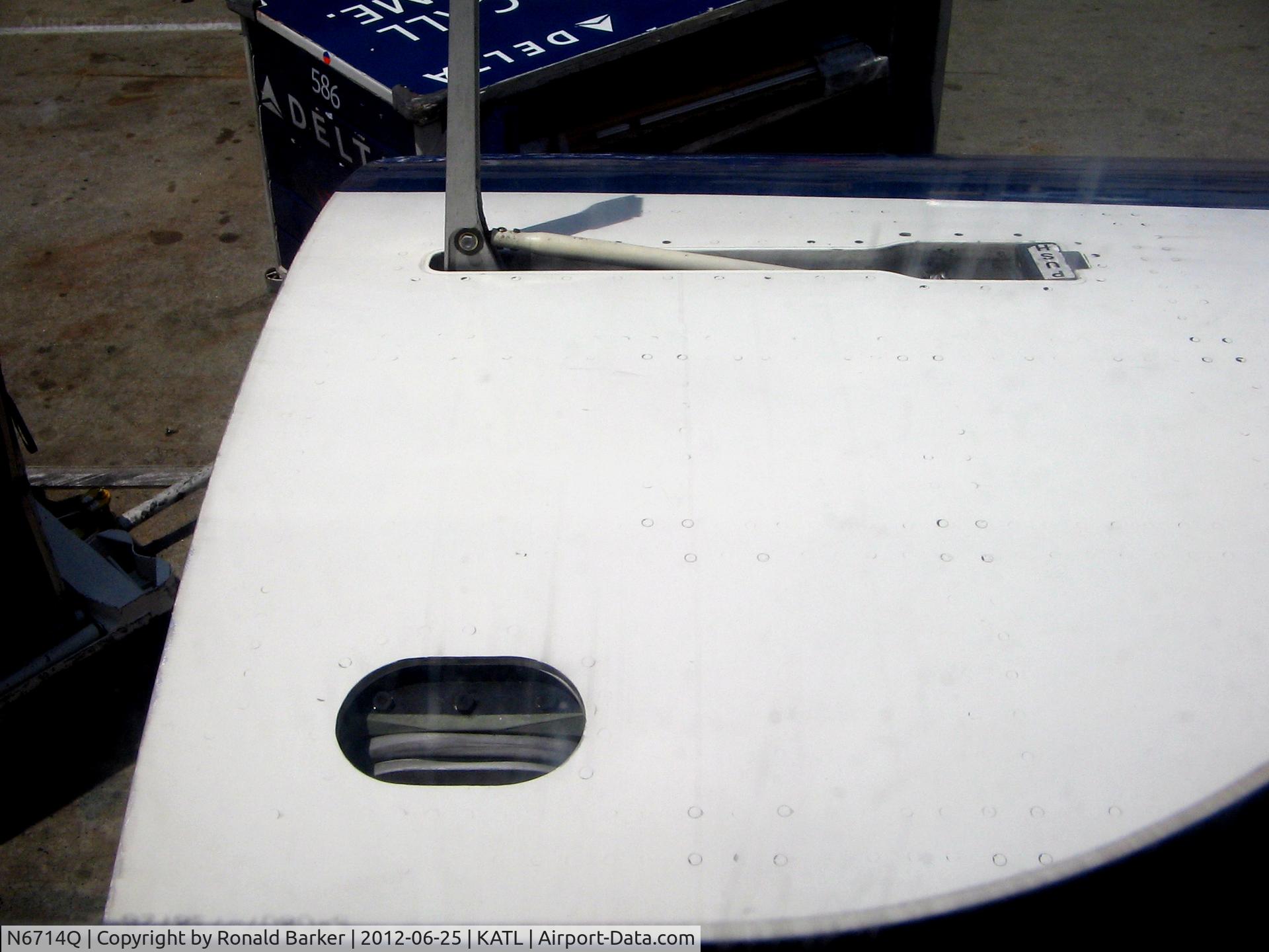 N6714Q, 2000 Boeing 757-232 C/N 30485, Baggage compactment door