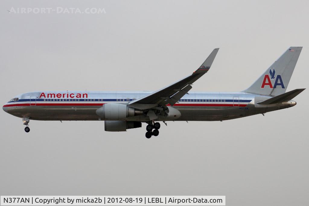 N377AN, 1992 Boeing 767-323 C/N 25446, Landing