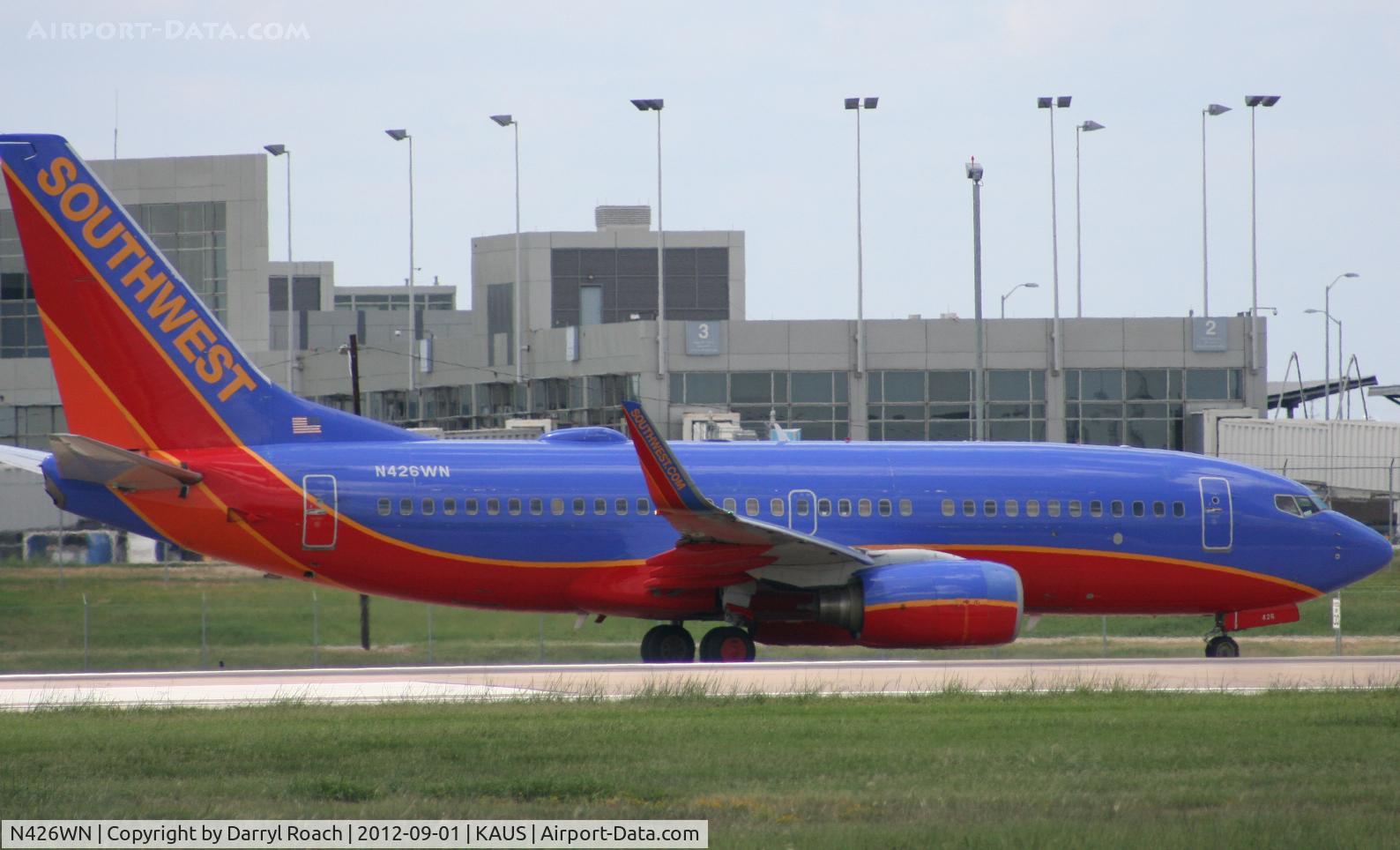 N426WN, 2002 Boeing 737-7H4 C/N 29830, SWA B737 taxis for departure.