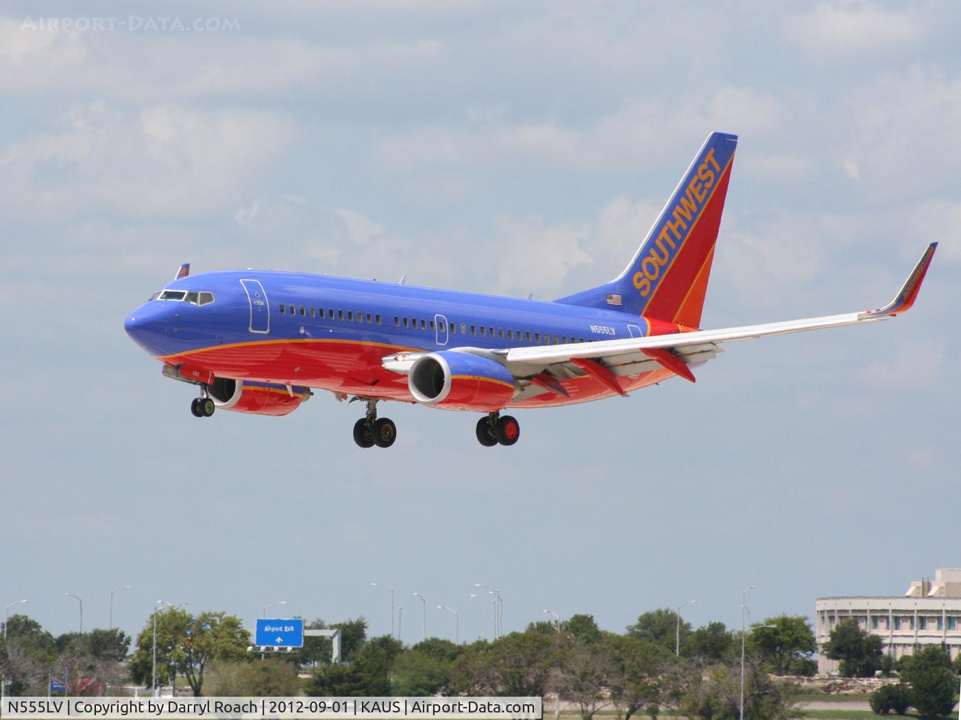 N555LV, 2011 Boeing 737-7BD C/N 36726, SWA B737 rolls in from a vis app to 17L.