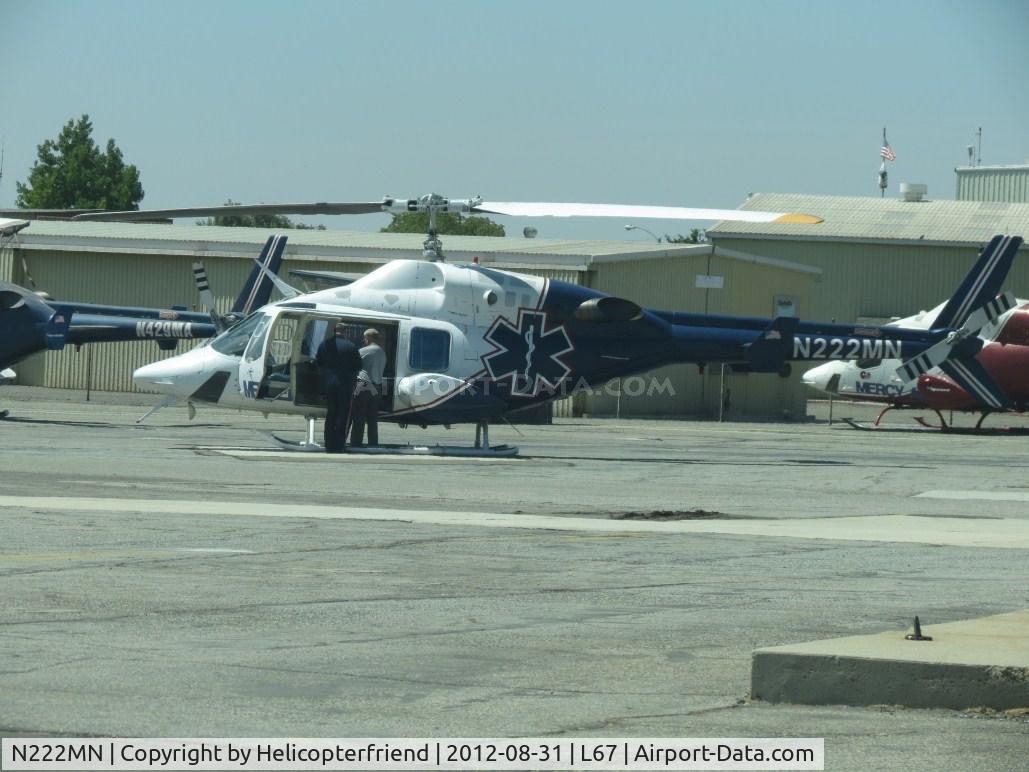 N222MN, 1984 Bell 222U C/N 47534, Discussing the machine prior to start up