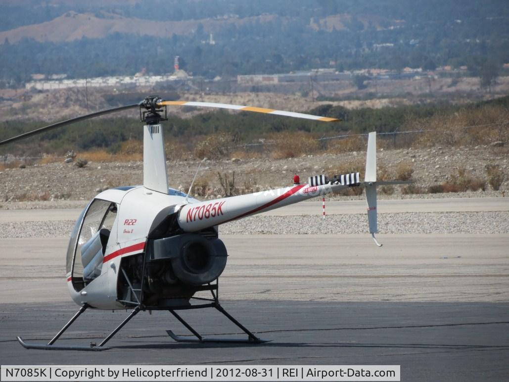 N7085K, 1999 Robinson R22 BETA C/N 2923, Parked