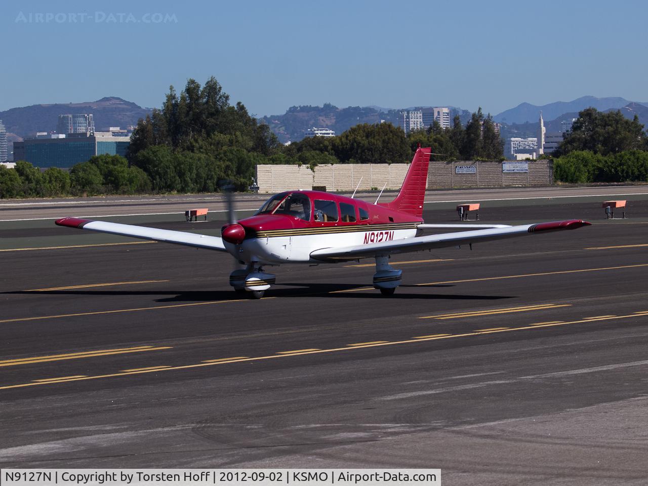 N9127N, 1993 Piper PA-28-181 C/N 2890175, N9127N taxiing