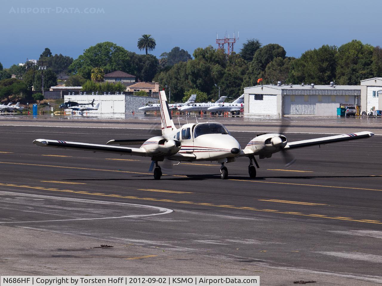 N686HF, 1982 Piper PA-34-220T Seneca C/N 348233176, N686HF taxiing