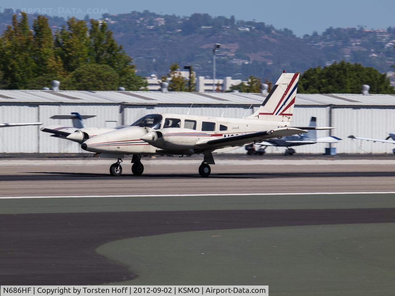 N686HF, 1982 Piper PA-34-220T Seneca C/N 348233176, N686HF departing from RWY 21