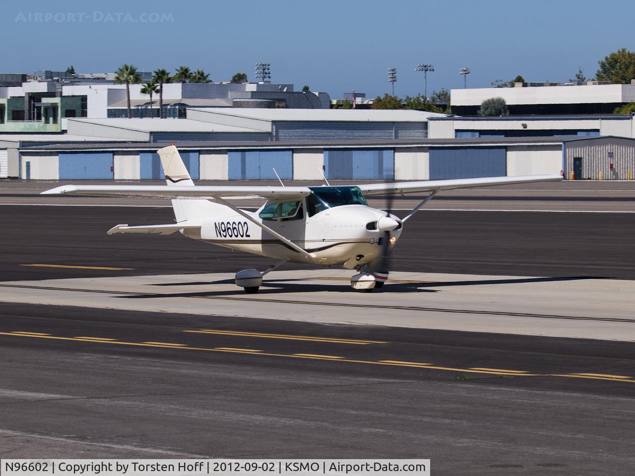 N96602, 1979 Cessna 182Q Skylane C/N 18266778, N96602 taxiing