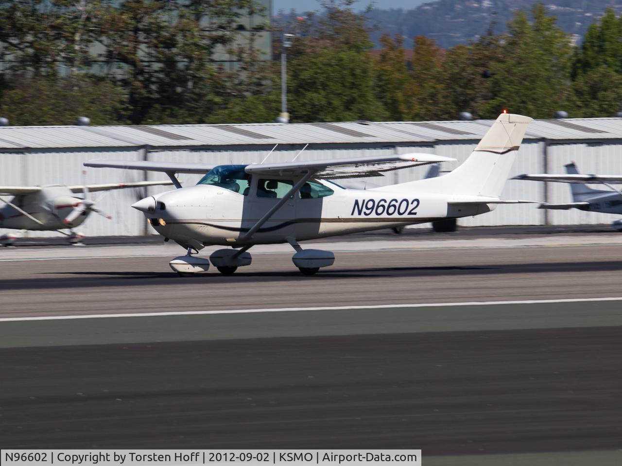 N96602, 1979 Cessna 182Q Skylane C/N 18266778, N96602 departing from RWY 21