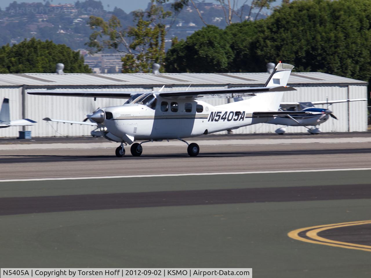 N5405A, 1985 Cessna P210R Pressurised Centurion C/N P21000852, N5405A departing from RWY 21