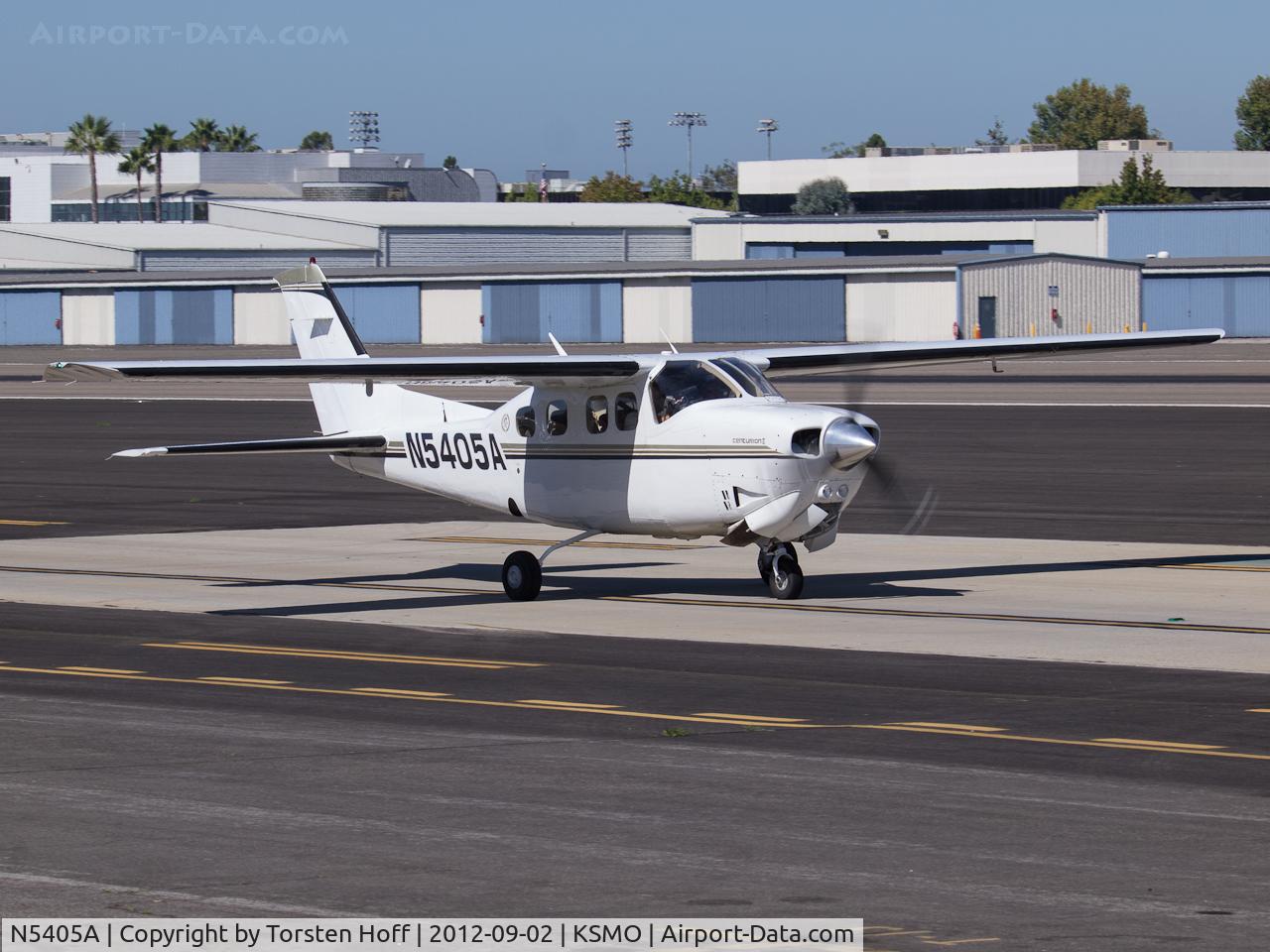 N5405A, 1985 Cessna P210R Pressurised Centurion C/N P21000852, N5405A taxiing