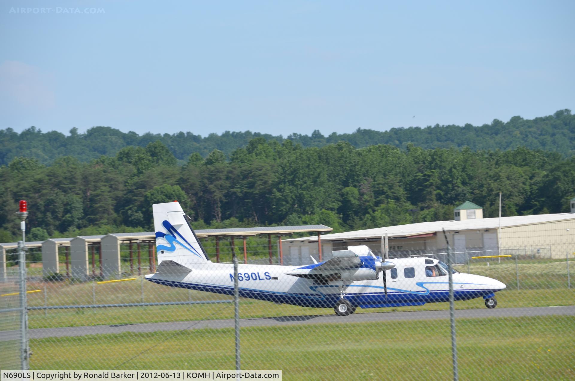 N690LS, Rockwell International 690B C/N 11475, Taxi Orange