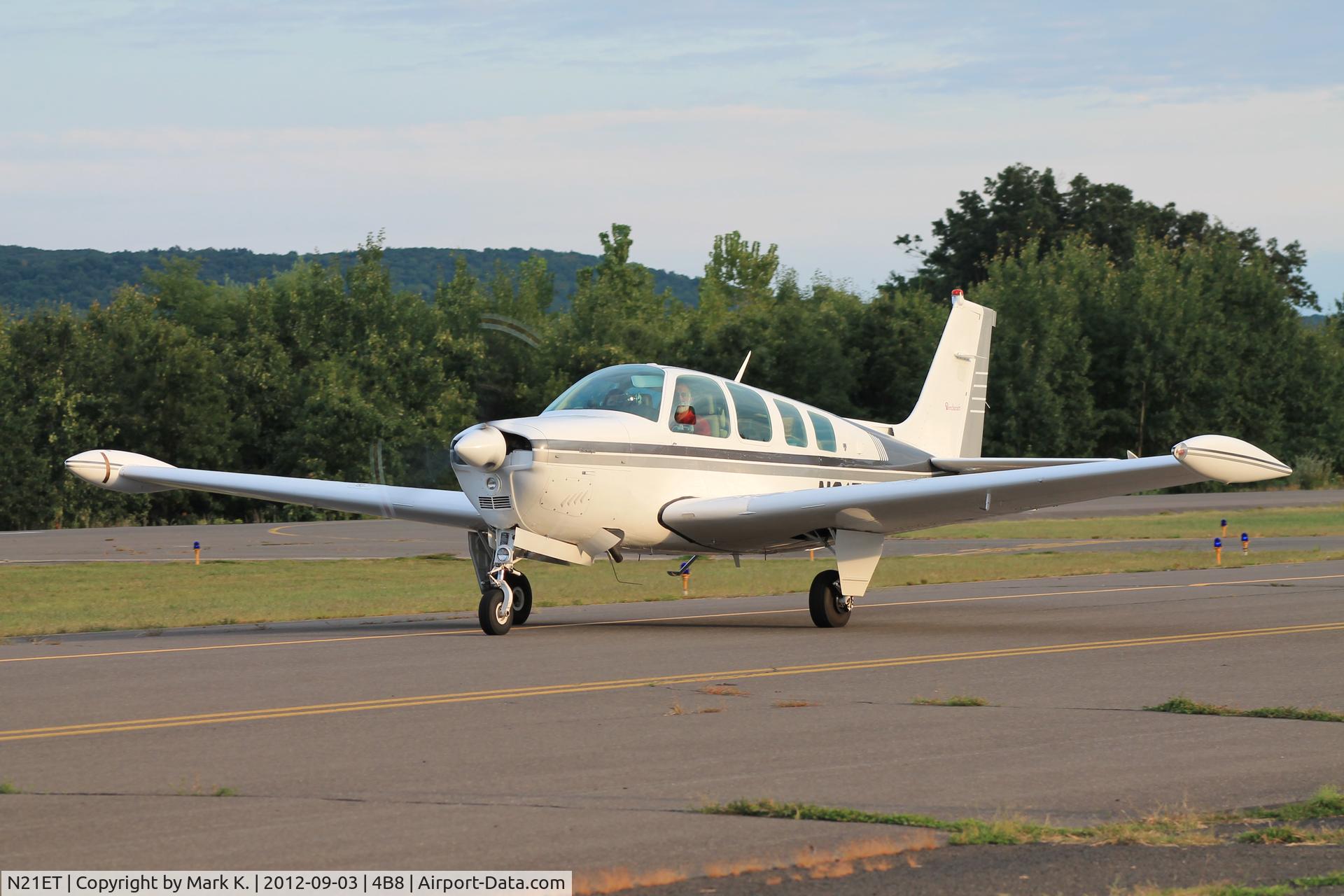 N21ET, 1976 Beech A36 Bonanza 36 C/N E-889, N21ET taxiing back to its parking at Robertson.