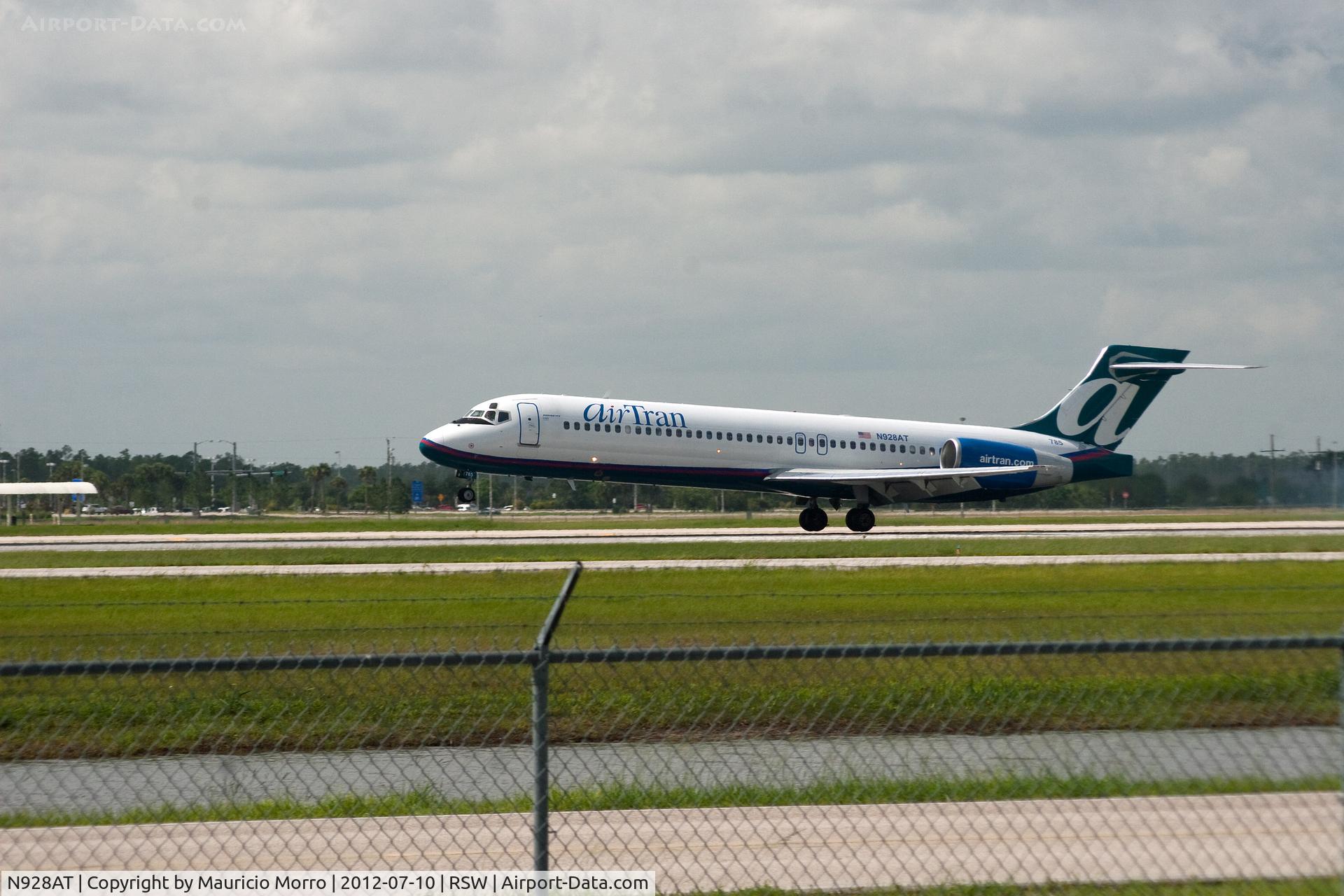 N928AT, 2000 Boeing 717-200 C/N 55076, 717 landing at RSW