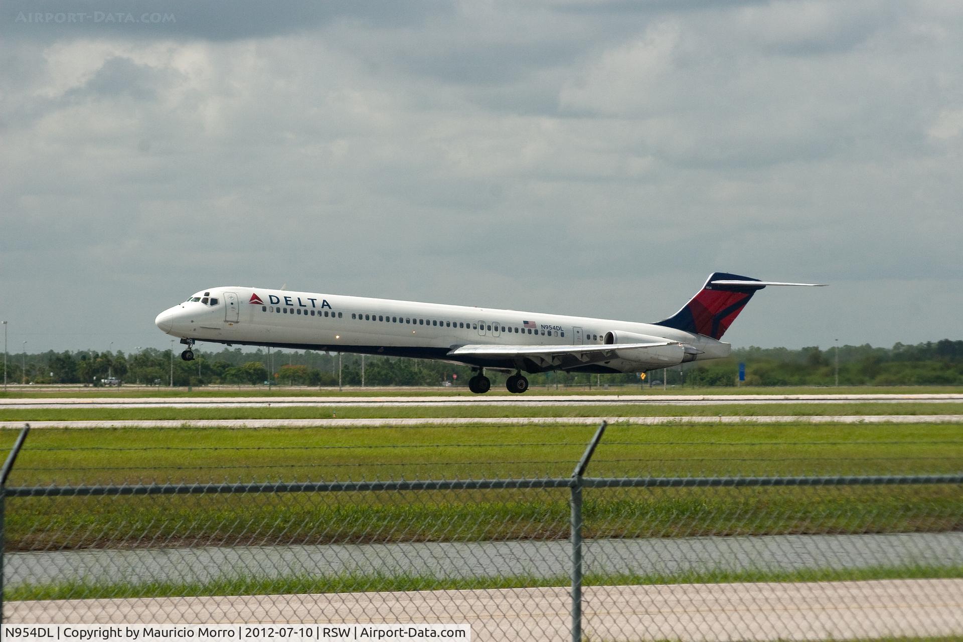 N954DL, 1990 McDonnell Douglas MD-88 C/N 49885, Delta MD-88
