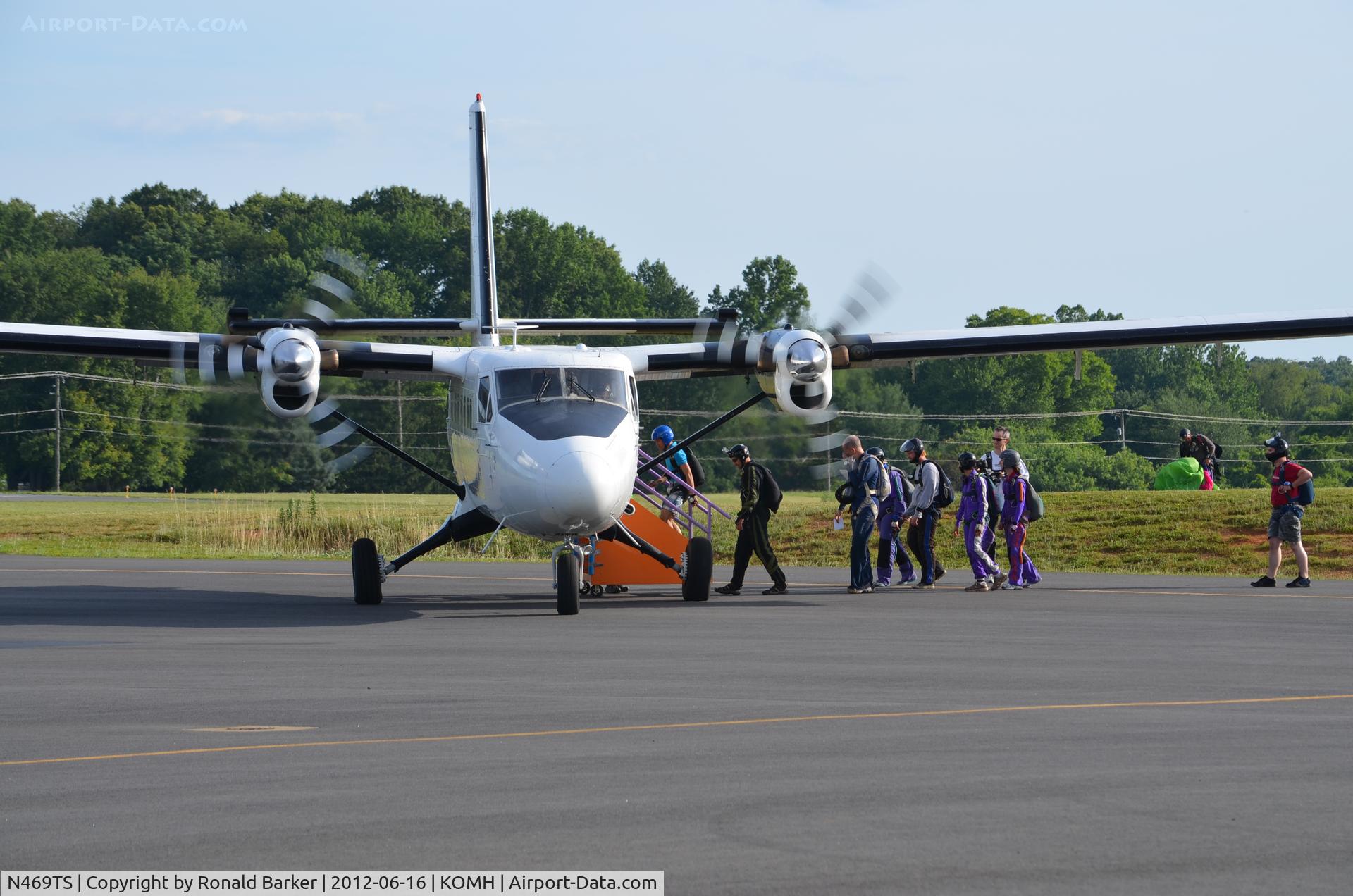 N469TS, 1968 De Havilland Canada DHC-6-200 Twin Otter C/N 149, Load up