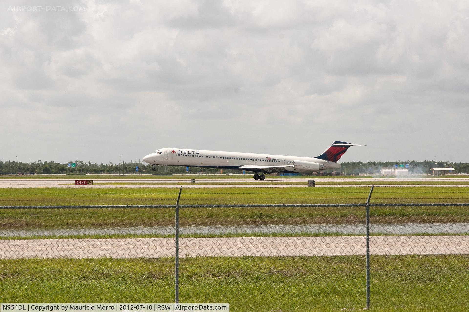 N954DL, 1990 McDonnell Douglas MD-88 C/N 49885, Delta MD-88