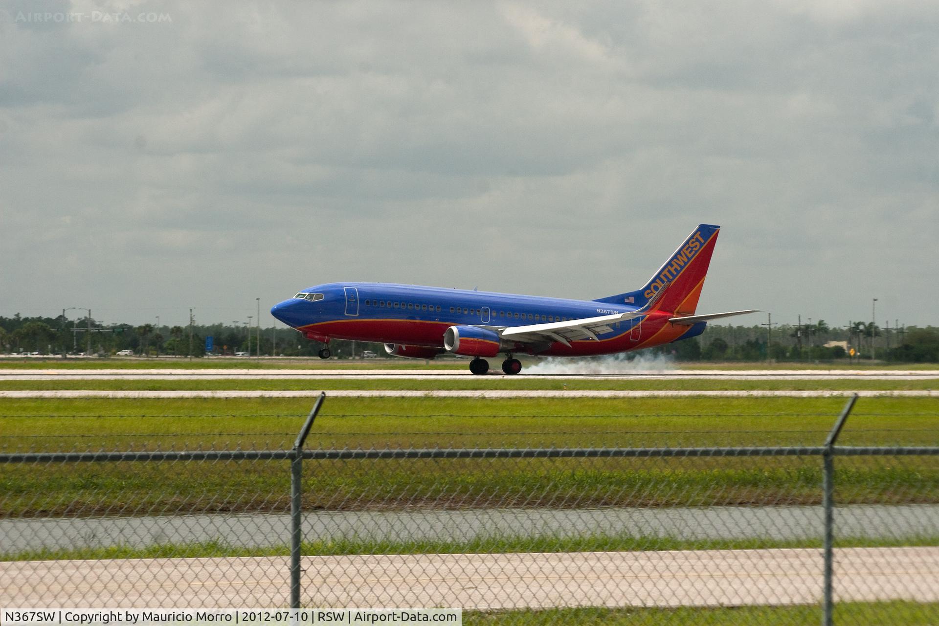 N367SW, 1993 Boeing 737-3H4 C/N 26578, 737 landing at RSW
