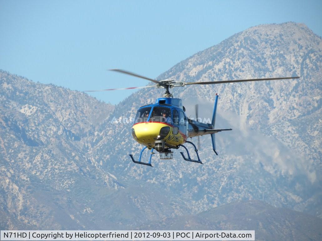 N71HD, 2004 Eurocopter AS-350B-2 Ecureuil Ecureuil C/N 3849, On final for fuelling in the eastern parking lot