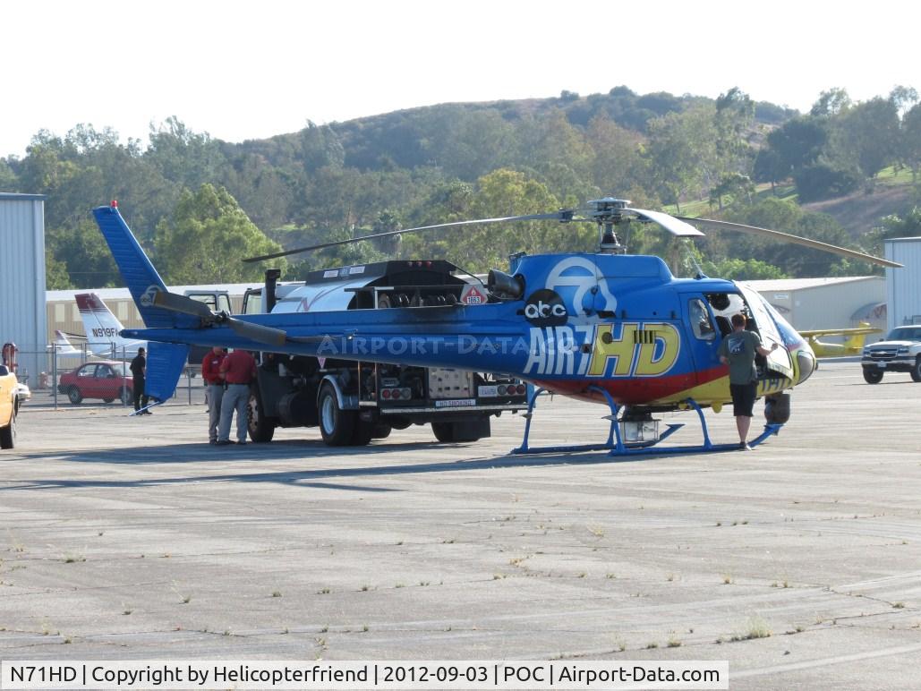 N71HD, 2004 Eurocopter AS-350B-2 Ecureuil Ecureuil C/N 3849, Pilot finishing walk around check of the ship and climbing into the cockpit