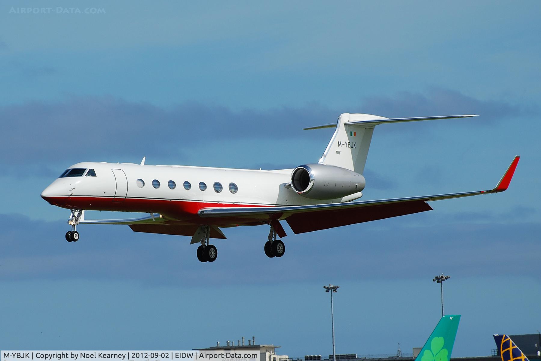 M-YBJK, Gulfstream Aerospace V-SP G550 C/N 5316, Landing Rwy 28 at EIDW