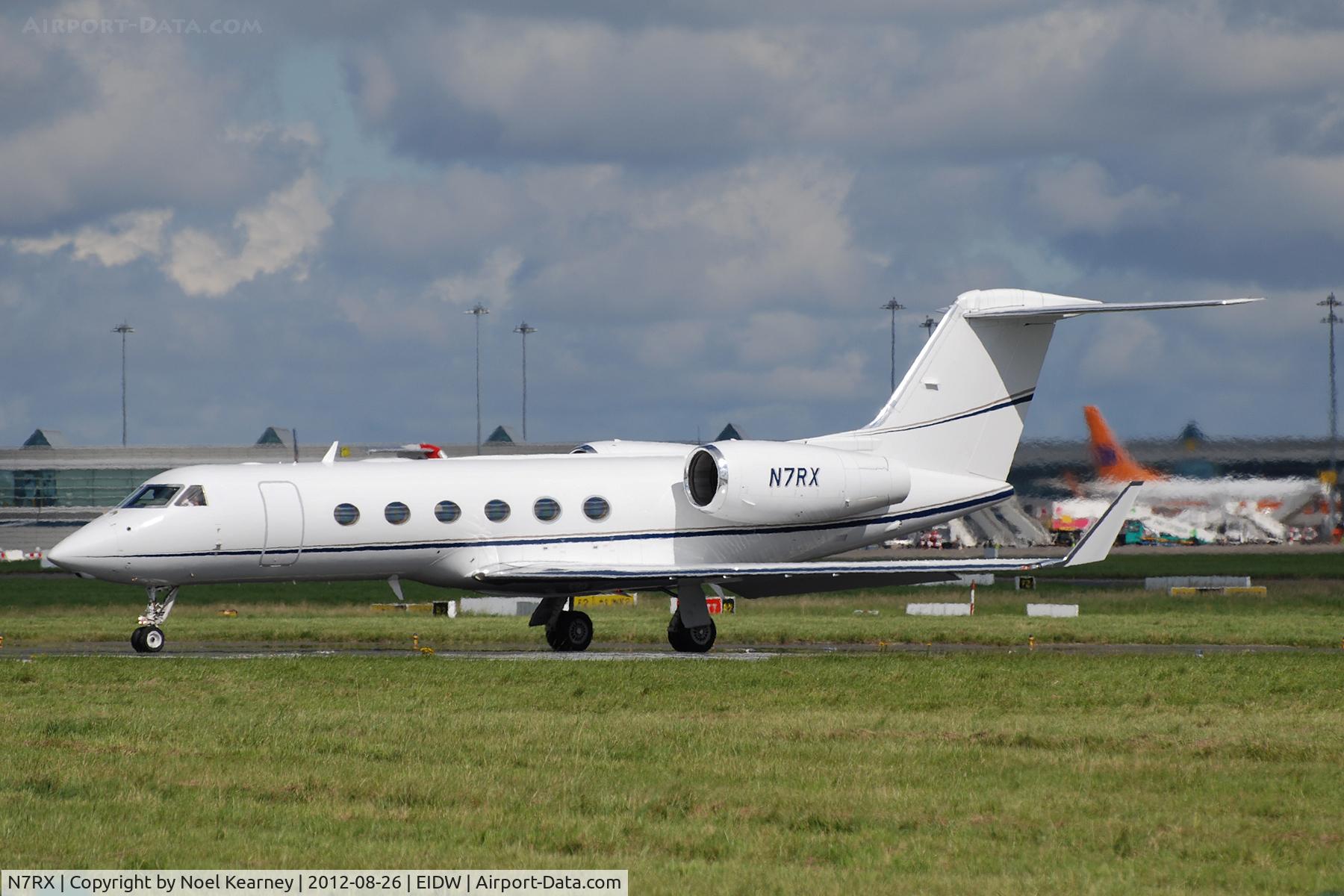 N7RX, 1990 Gulfstream Aerospace Gulfstream IV C/N 1137, Lined up for departure off Rwy 28 at EIDW.