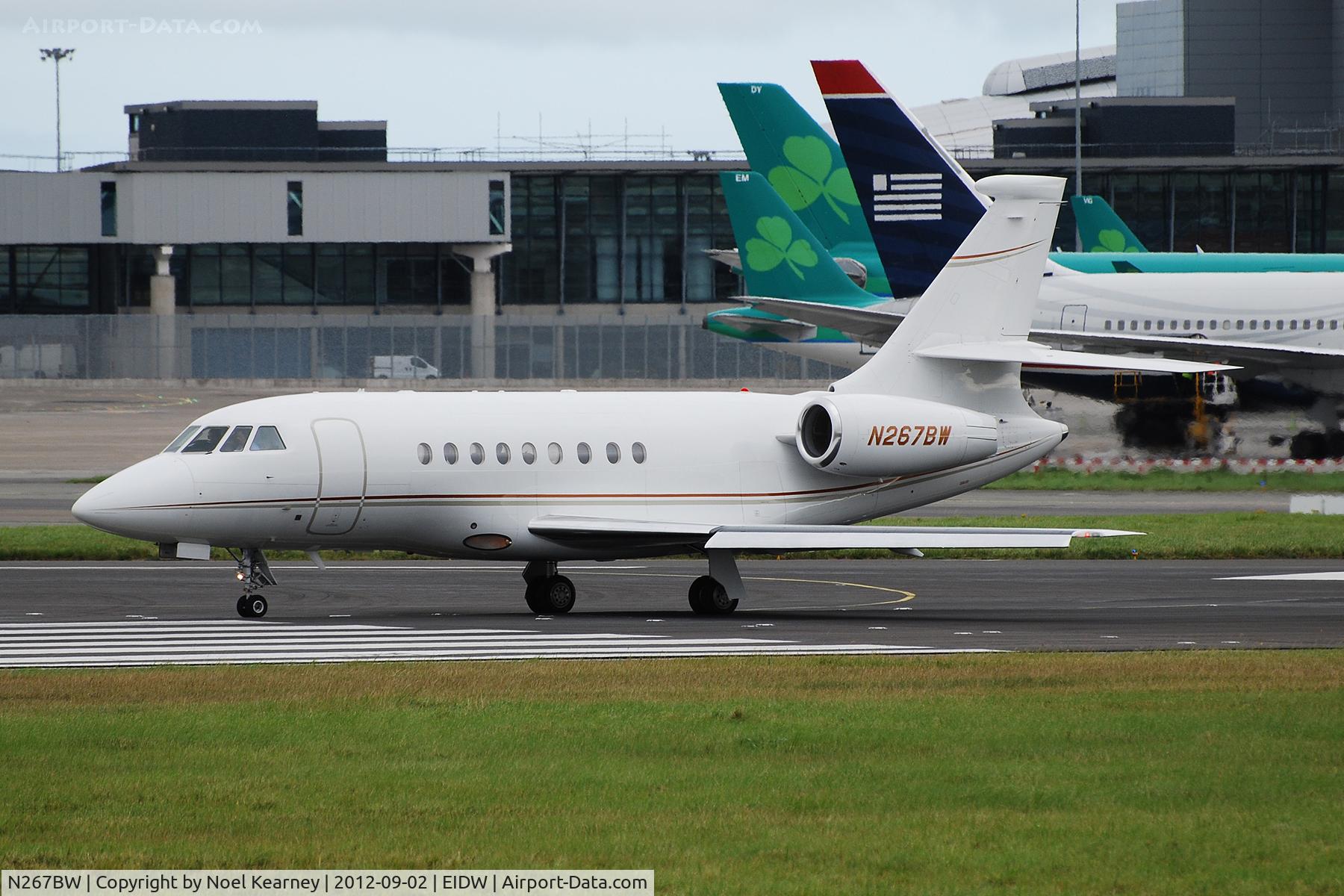 N267BW, 2006 Dassault Falcon 2000EX C/N 107, Lined up for departure off Rwy 28 at EIDW.