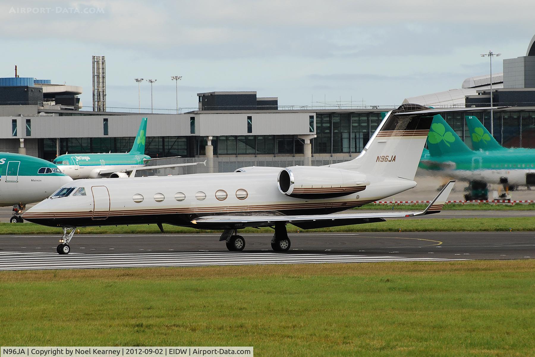 N96JA, 1993 Gulfstream Aerospace G-IV C/N 1226, Lined up for departure off Rwy 28 at EIDW.
