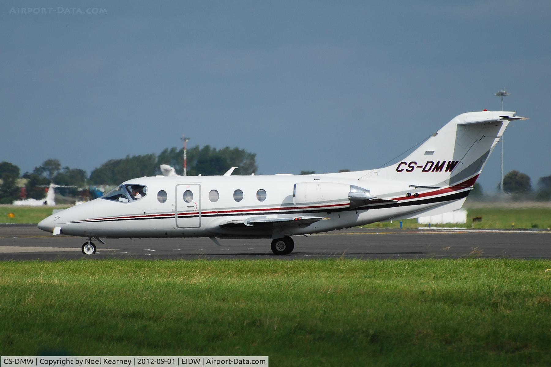 CS-DMW, 2008 Hawker Beechcraft 400A Beechjet Beechjet C/N RK-550, Lined up for departure off Rwy 28 at EIDW.