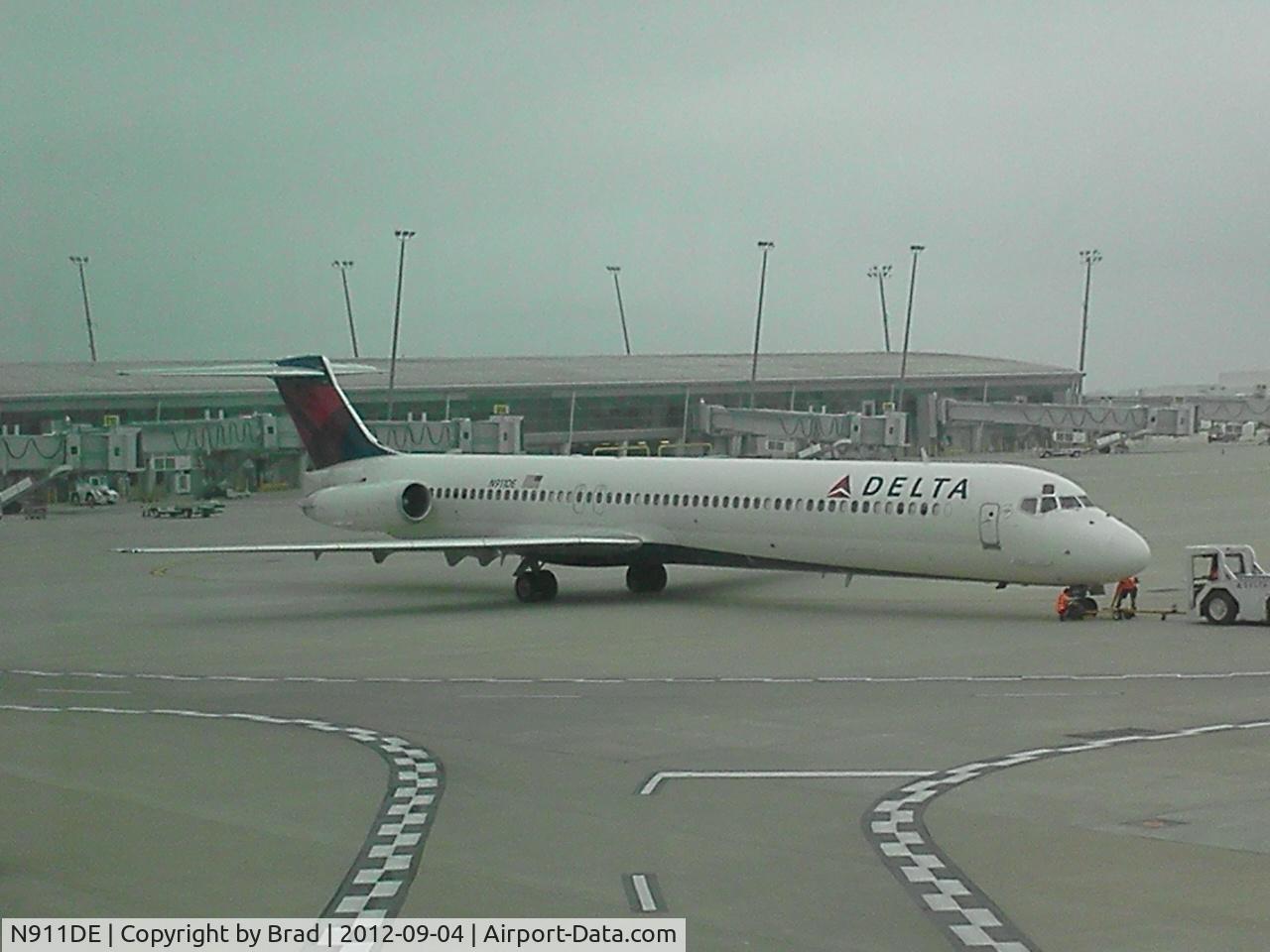 N911DE, 1992 McDonnell Douglas MD-88 C/N 49967, Pushing back from gate at IND