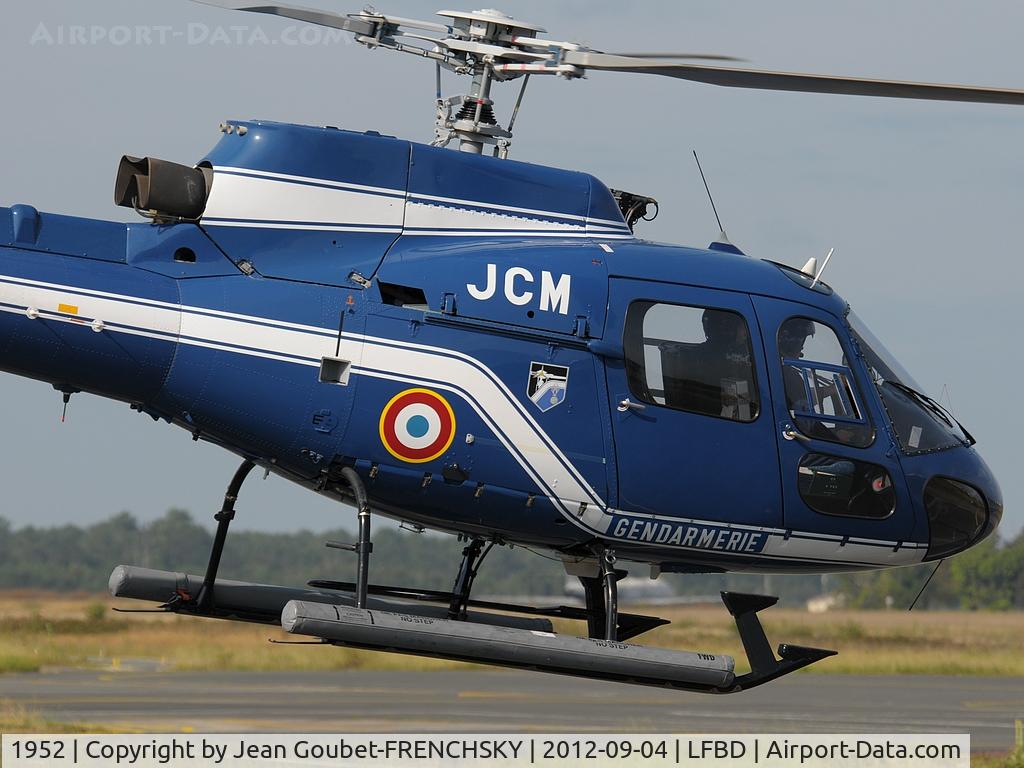 1952, 1986 Aérospatiale AS-350BA Ecureuil C/N 1952, take off FRANCE GENDARMERIE F-FJCM