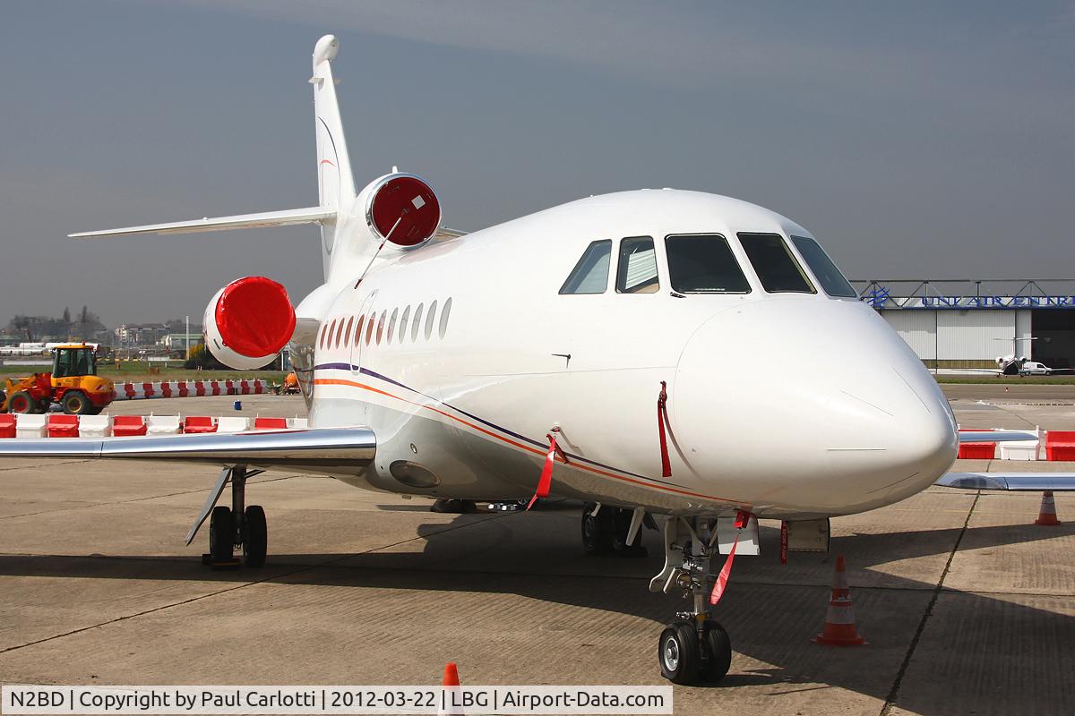N2BD, 2000 Dassault Falcon 900EX C/N 72, Hot day over le Bourget to be sitting on the tarmac like this.