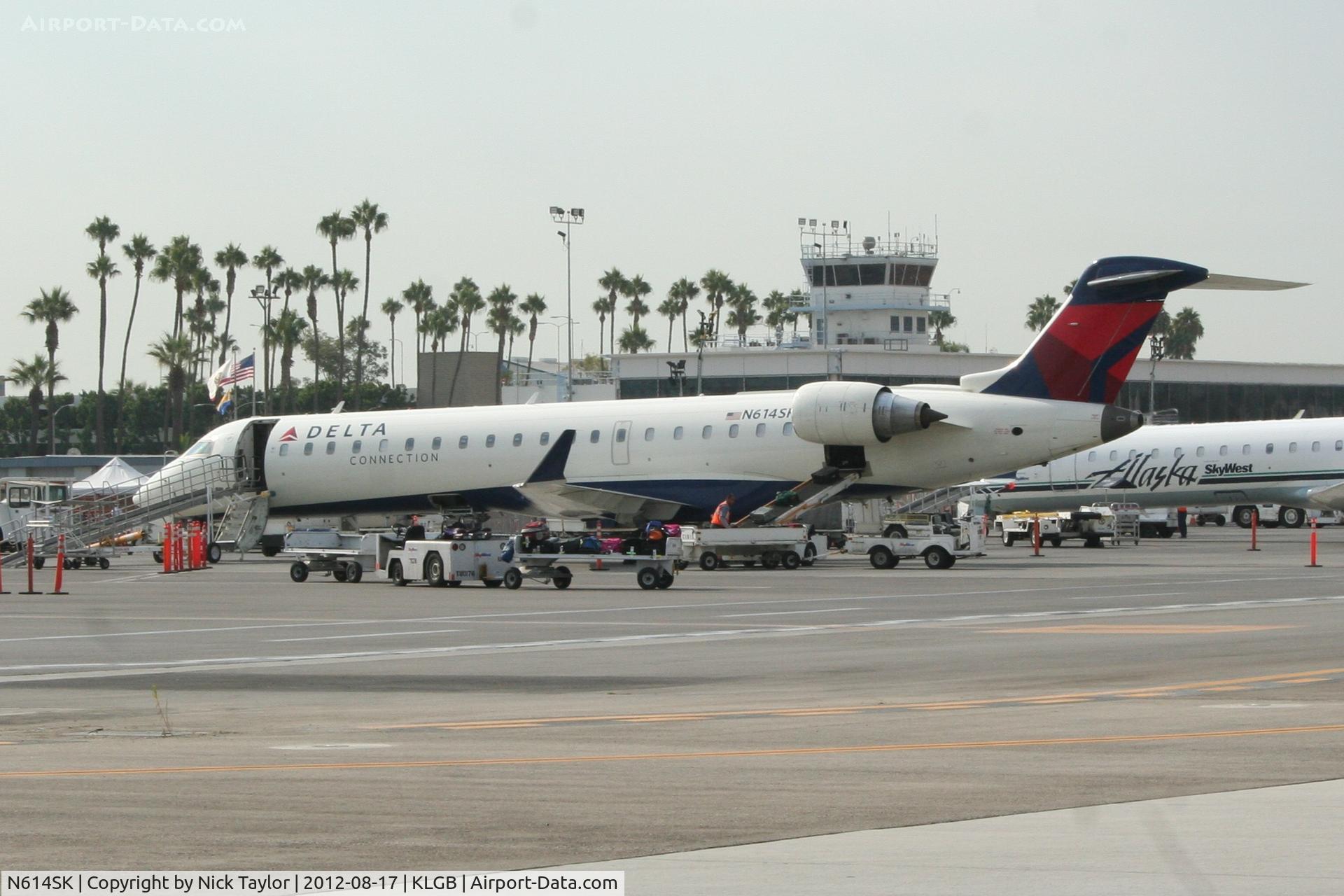 N614SK, 2002 Bombardier CRJ-701 (CL-600-2C10) Regional Jet C/N 10051, Being loaded at the terminal