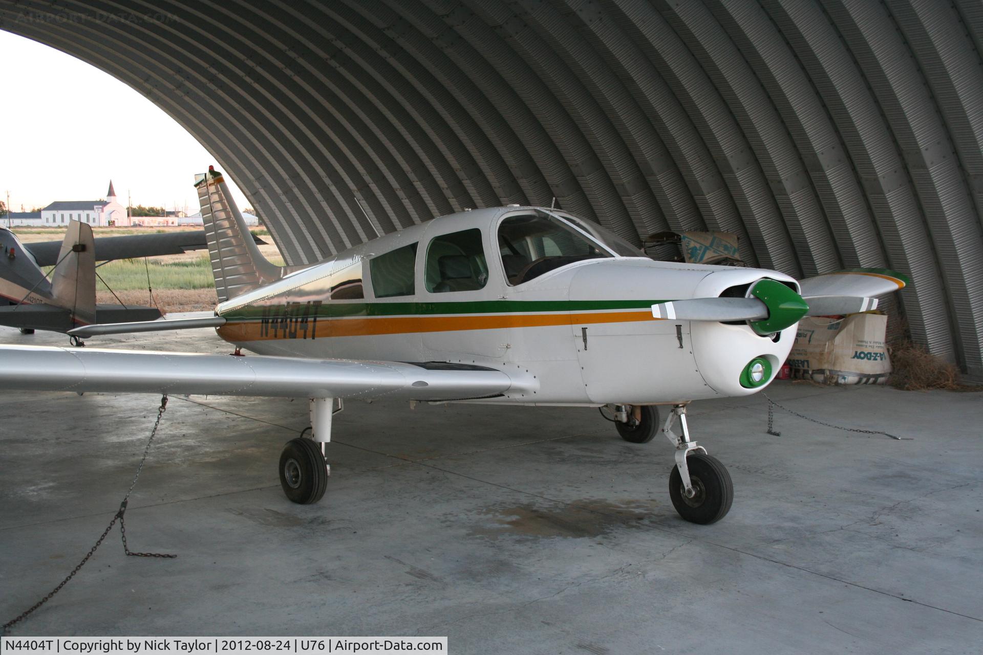 N4404T, 1972 Piper PA-28-140 C/N 28-7225165, Parked under the round open hangar