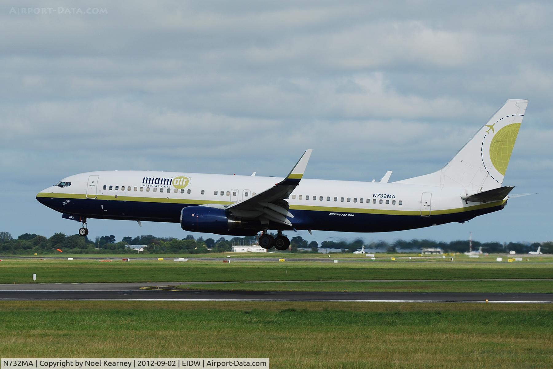 N732MA, 2001 Boeing 737-81Q C/N 30618, Landing Rwy 28 at Dublin.