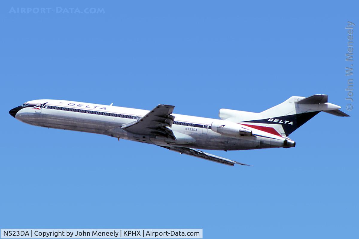 N523DA, 1978 Boeing 727-232 C/N 21583, May 1997 - departing from PHX