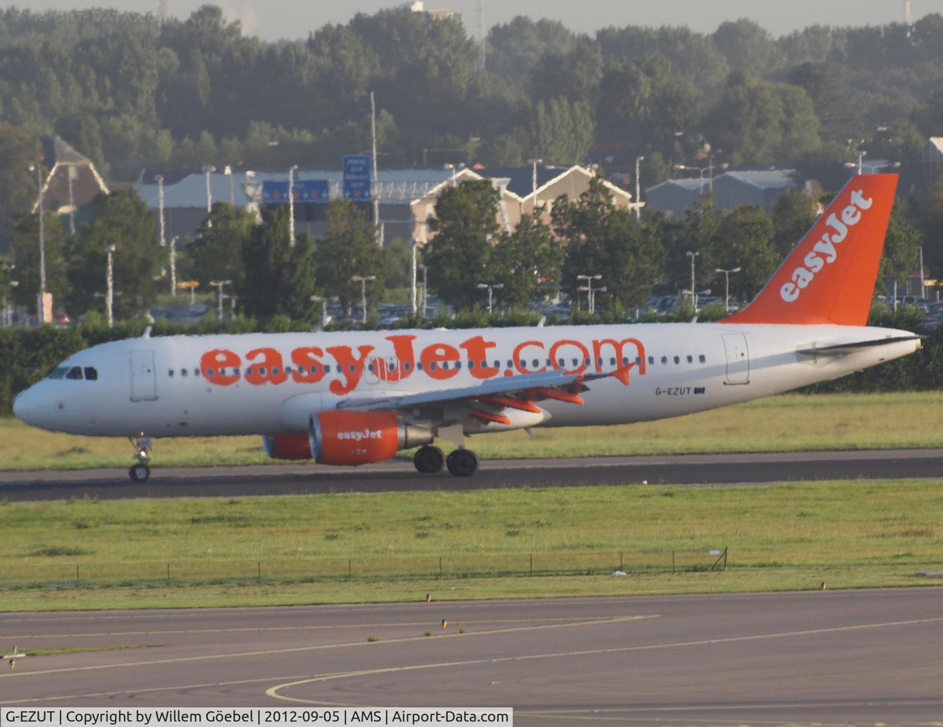 G-EZUT, 2012 Airbus A320-214 C/N 5113, Taxi to the gate of Schiphol Airport