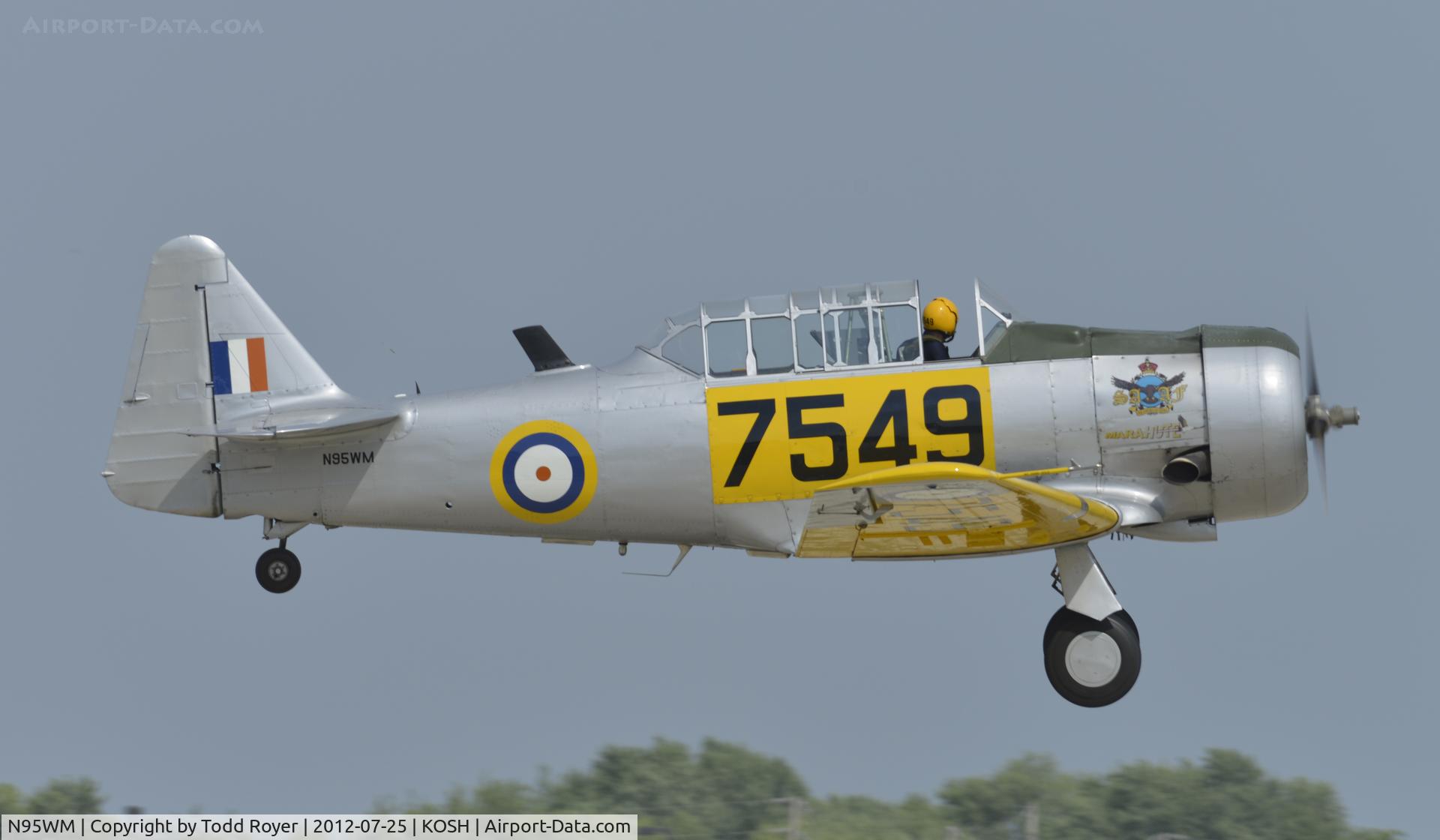 N95WM, 1943 North American AT-6D Texan C/N 8815597, Departing Airventure 2012