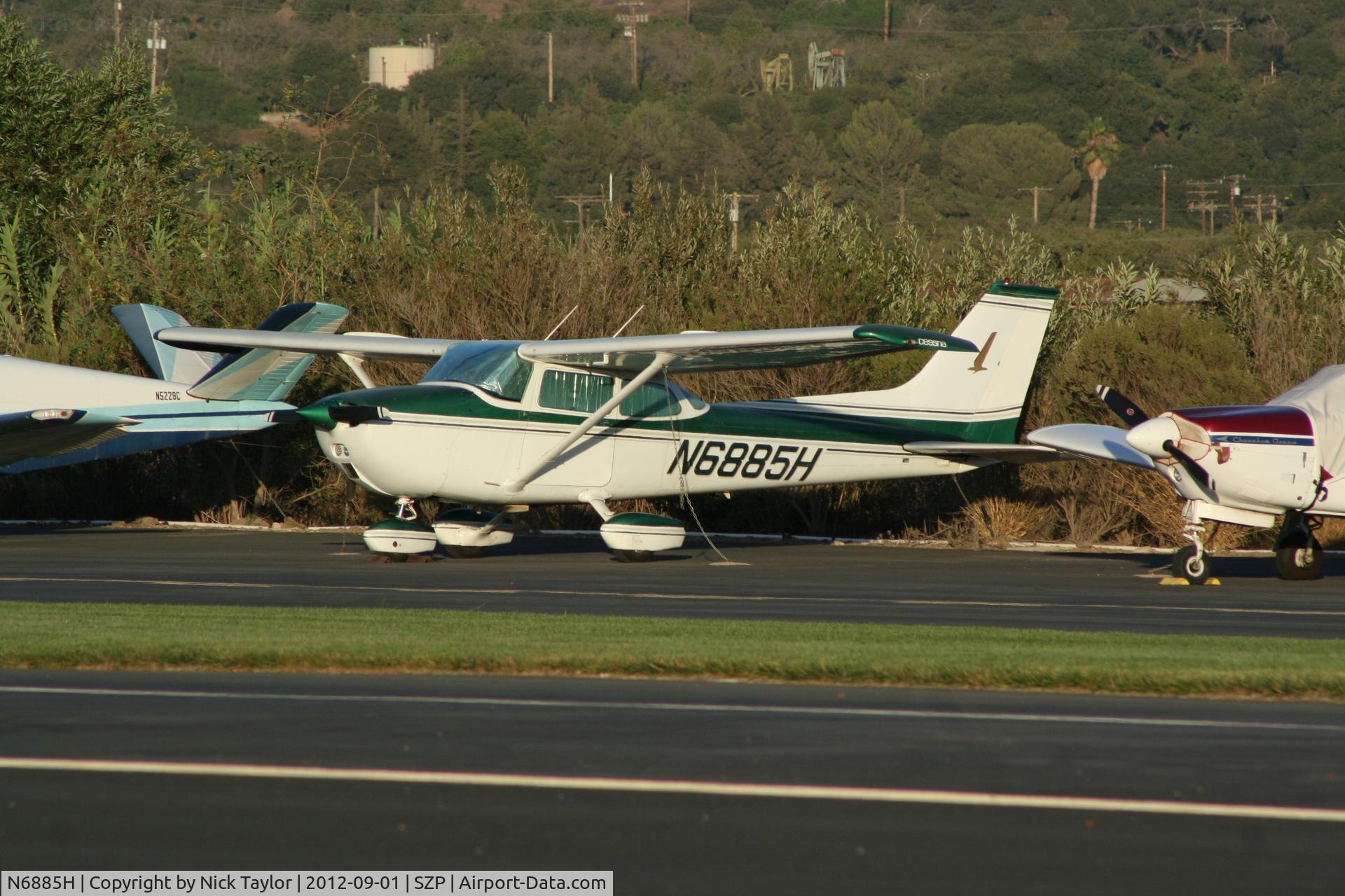 N6885H, 1975 Cessna 172M C/N 17265626, Parked along the riverbank