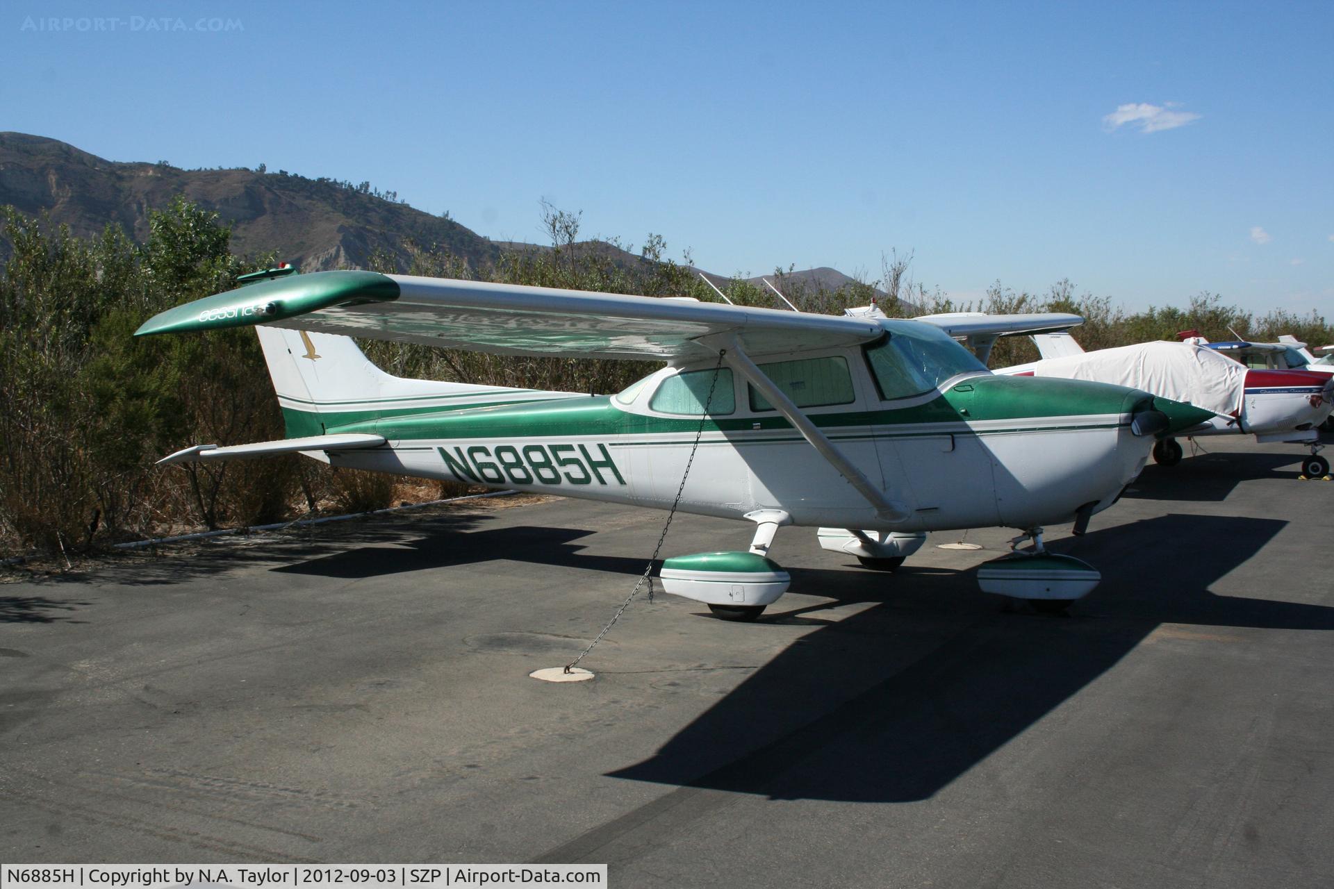 N6885H, 1975 Cessna 172M C/N 17265626, Parked along the river