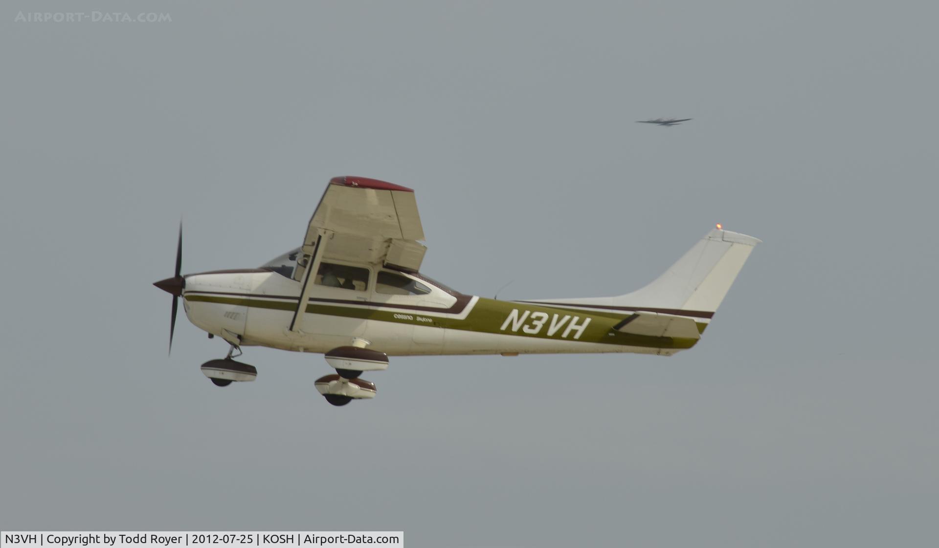 N3VH, 1975 Cessna 182P Skylane C/N 18264383, Departing Airventure 2012