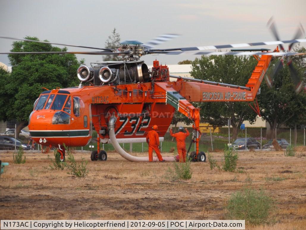 N173AC, 1967 Sikorsky S-64E C/N 64015, Even before the shut down is complete, crew members are checking the ship